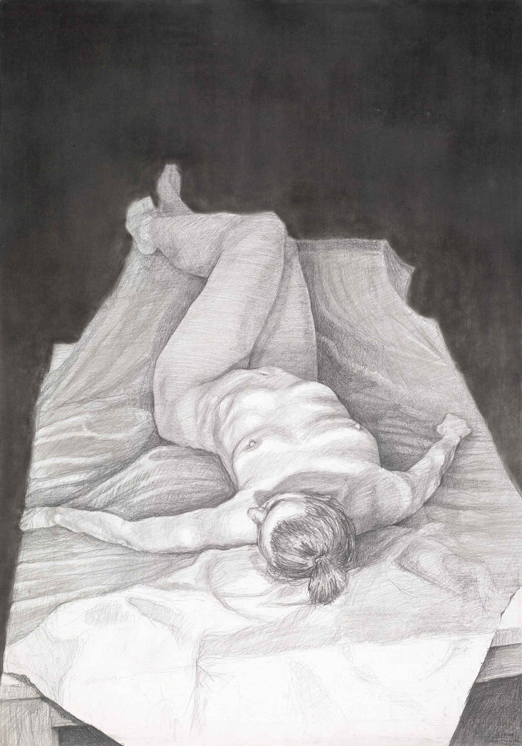 Naga postać leżąca na pofałdowanym podłożu, z ramionami rozłożonymi na boki i zgiętymi nogami, widziana lekko z góry.