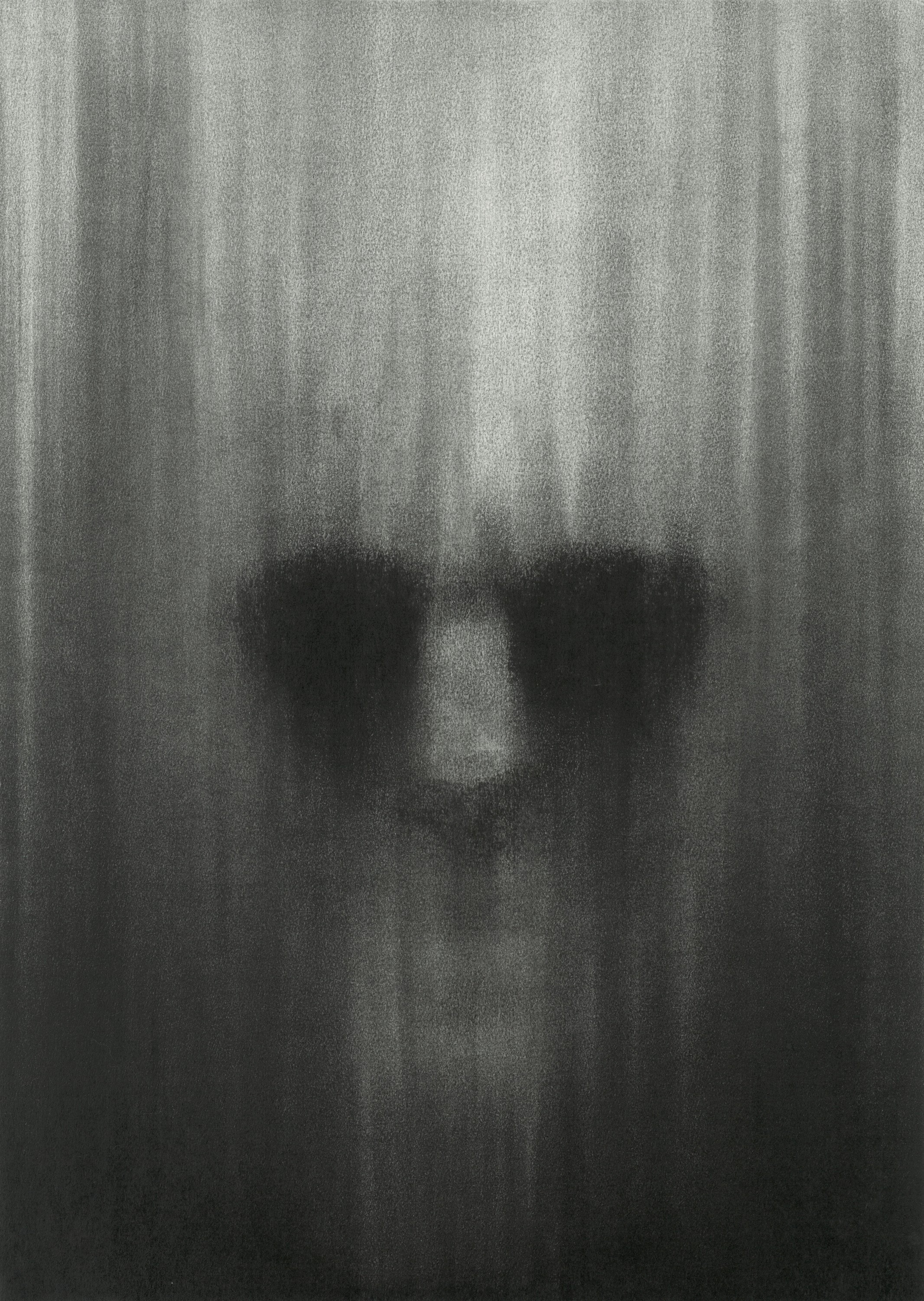 Miękko rozmazana frontalna twarz wyłaniająca się z gęstego pola węgla, z ciemnym pasem na wysokości oczu i pionowymi smugami.